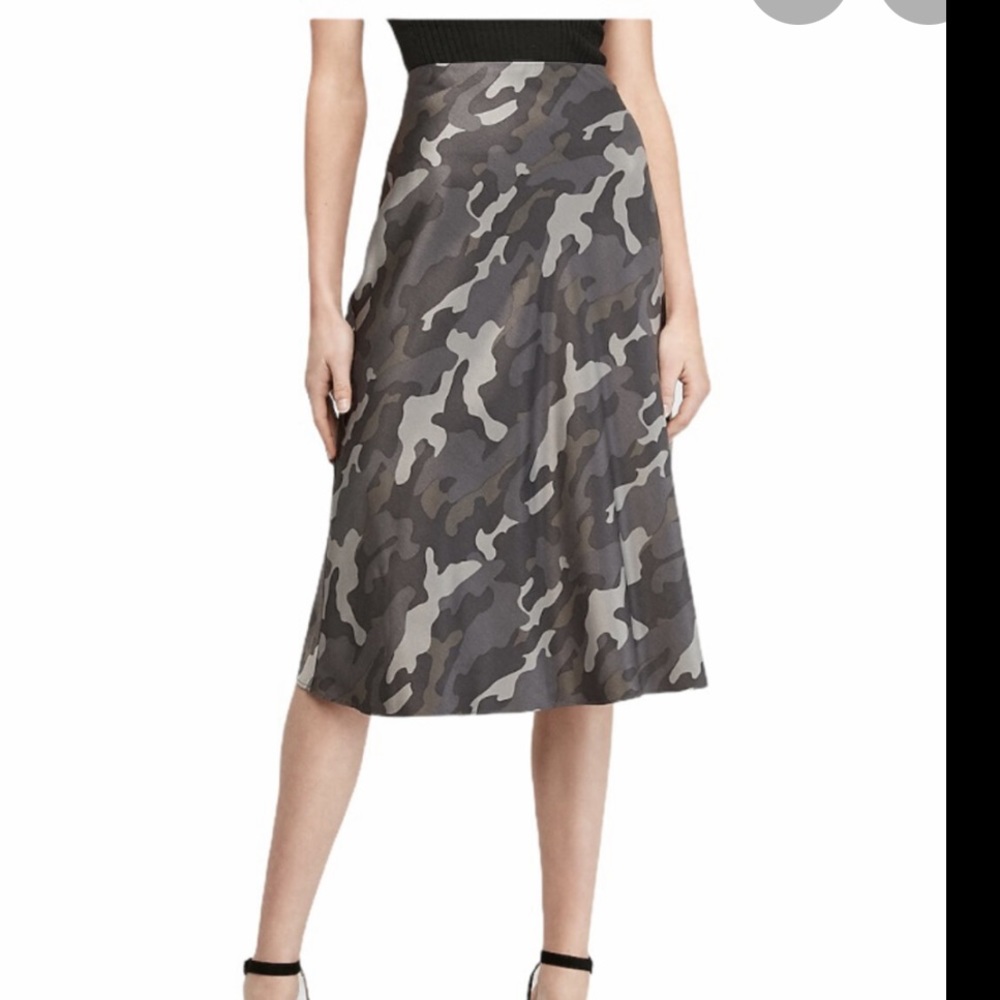 🌻Nwt Express Camo satin knee length skirt